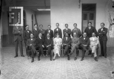 Grupo de alumnos del Colegio Nacional con los profesores Bustos, Méndez, Varela, Podestá, Olivera Córdoba y el rector Cáceres