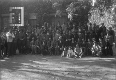 Grupo grande en jardín