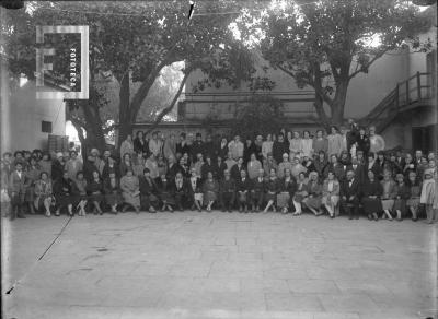 Grupo en el patio de la Escuela Normal