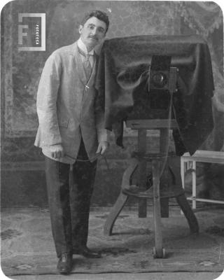 Carlos L. Bustos junto a cámara grande