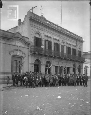 Alumnos frente al Colegio Nacional