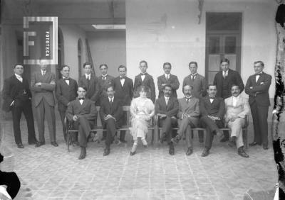Grupo de alumnos del Colegio Nacional con los profesores Bustos, Méndez, Varela, Podestá, Olivera Córdoba y el rector Cáceres