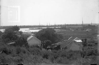 Vista del muelle desde las barrancas (ranchos en primer plano y casilla Menchaca a la derecha)