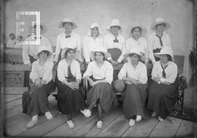 Señoritas ganadoras del partido de Foot Ball en la fiesta de inauguración del estadium del Colegio Nacional - (leyenda textual en negativo de vidrio