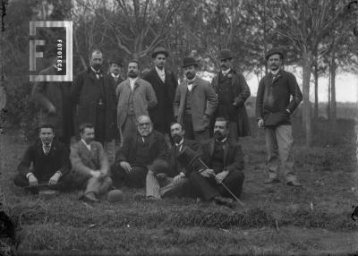 Grupo de sres. en el campo