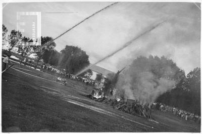 Exhibición Cuerpo Bomberos: Bomberos apagando fuego