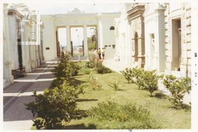 Cementerio, Calle Central, hacia la entrada