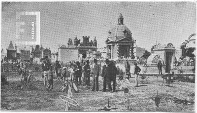 Gente visitando Cementerio, sector sepulturas en tierra