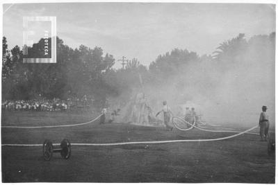 Exhibición Cuerpo Bomberos: Manipulando mangueras