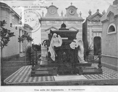 Una calle del Cementerio, tumbas de las familias Gallo, Degiovanni, Maglione y Fossa