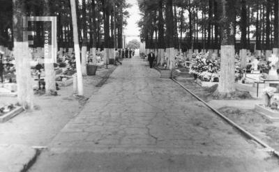 Calle lateral cementerio con sepulturas en tierra