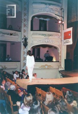 Escenario Teatro con modelos desfilando en pasarela