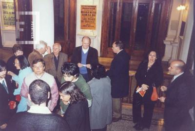 Gente en el Hall del Teatro