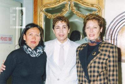 Mirta Chervo con dos personas en Teatro