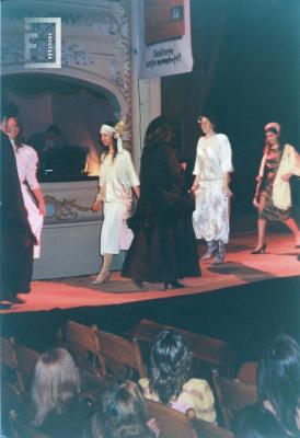 Escenario Teatro con modelos desfilando en pasarela