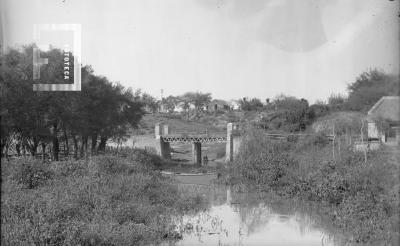 Puente //Ruiz Huidobro// en calle Sarmiento entre Alberdi e Ingenieros, sobre la zanja de doña Melchora, construido en 1894 y demolido en 1967