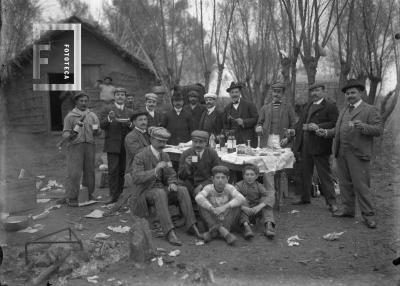 Grupo en la isla comiendo asado