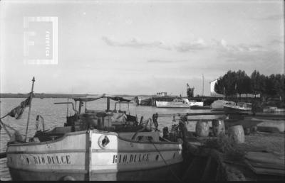 Muelle viejo de Cabotaje con barcaza //Rio Dulce//