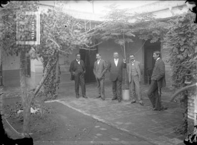 Grupo en patio con Evaristo Bustos (1o. de la izq.)