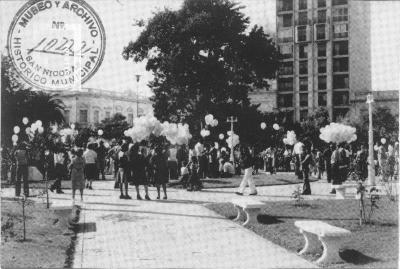 Suelta de globos en Plaza Mitre