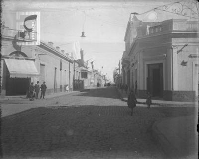 Esquina de Mitre y Francia (Confitería  "El Aguila" con bandera 