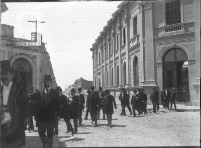 Comitiva saliendo del edificio de la Comuna. Año 1907