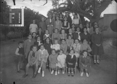 Grupo de niños en patio