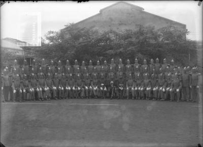 Grupo grande de militares en patio cuartel