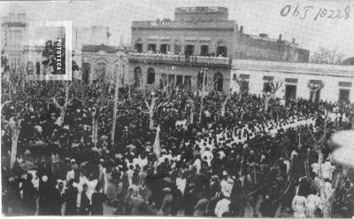 Homenaje al Gral. Nicolás H. Palacios (inaug. busto), público asistente en Plaza Mitre