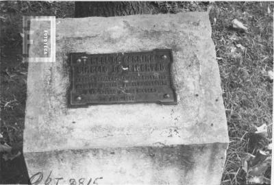 Placa al pie del retoño del Arbol de Gernika