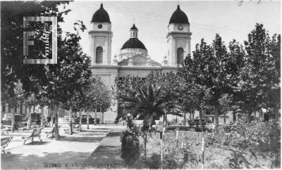 Plaza Mitre e Iglesia