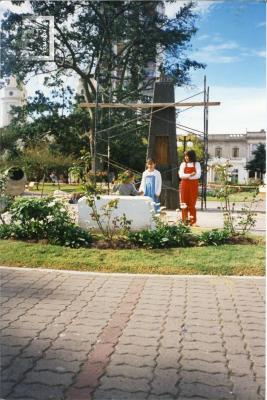 Plaza Mitre, construcción del monolito