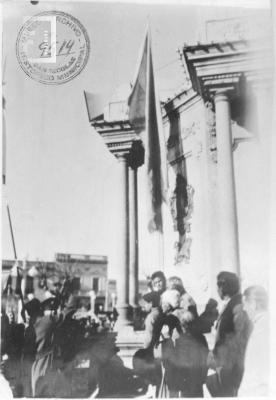 Gente junto a la Columna que existió en la Plaza Mitre