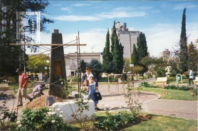Plaza Mitre, construcción del monolito