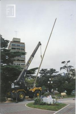 Plaza Mitre, construcción del monolito