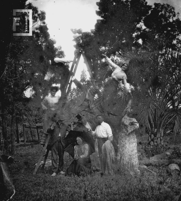 Grupo trepado a escalera
