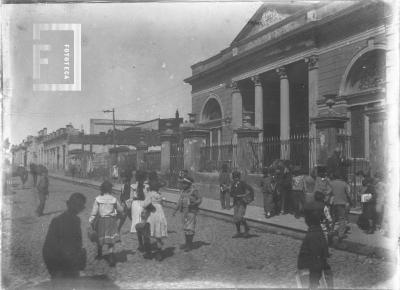 Frente de la Escuela Nº 1, de Don León Guruciaga (Francia e/Mitre y Belgrano)