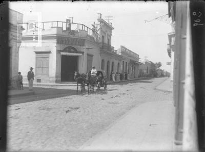 Esquina de la confitería Aguila con carro a caballo