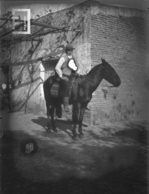 Don Guillermo Hoyo (Hormiga Negra) a caballo junto a su casa