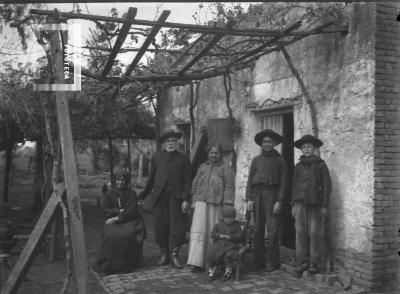 Don Guillermo Hoyo (Hormiga Negra) y flia. en la puerta de su casa, bajo el parral