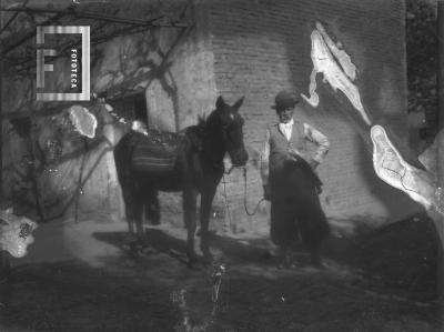 Don Guillermo Hoyo (Hormiga Negra) junto al caballo