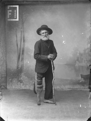 Anciano con bastón y pata de palo