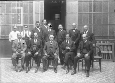 Grupo con Carlos L. Bustos (placa deteriorada en su cara), Mario Castellazzi a su derecha y Américo Varela (sentado con cigarro)
