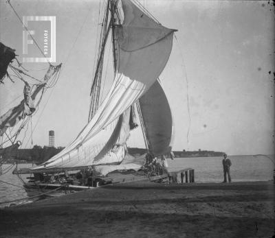 Velero grande en puerto. Al fondo tanque aguas corrientes