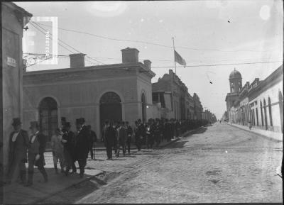 Comitiva a la altura de Sarmiento y Nación