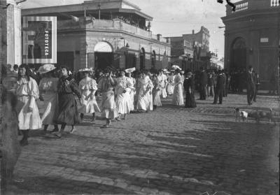 Niñas del Colegio de la Misericordia desfilando por calle Mitre y Sarmiento