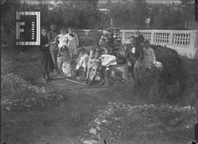 Flia. Bustos junto a monolito de piedra (Evaristo con sus nietos)