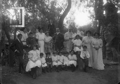 El Dr. Isidoro Echeverría y familia