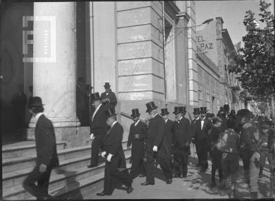 El Intendente Municipal Dr. Serafín Morteo y otras autoridades de S. Nicolás entrando a la iglesia