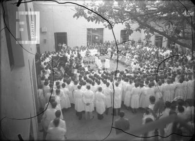 Acto en patio Escuela Normal